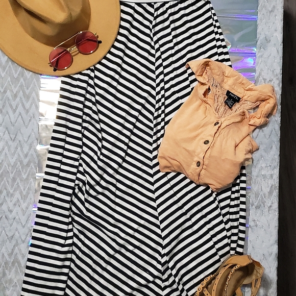 Flowy Maxi Skirt Black and White Diagonal Stripes - Picture 7 of 8